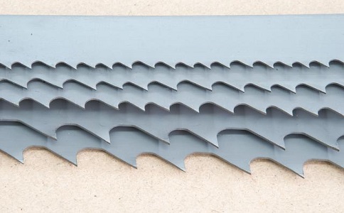 包头带锯床上的钢丝刷，对于带锯条的重要性